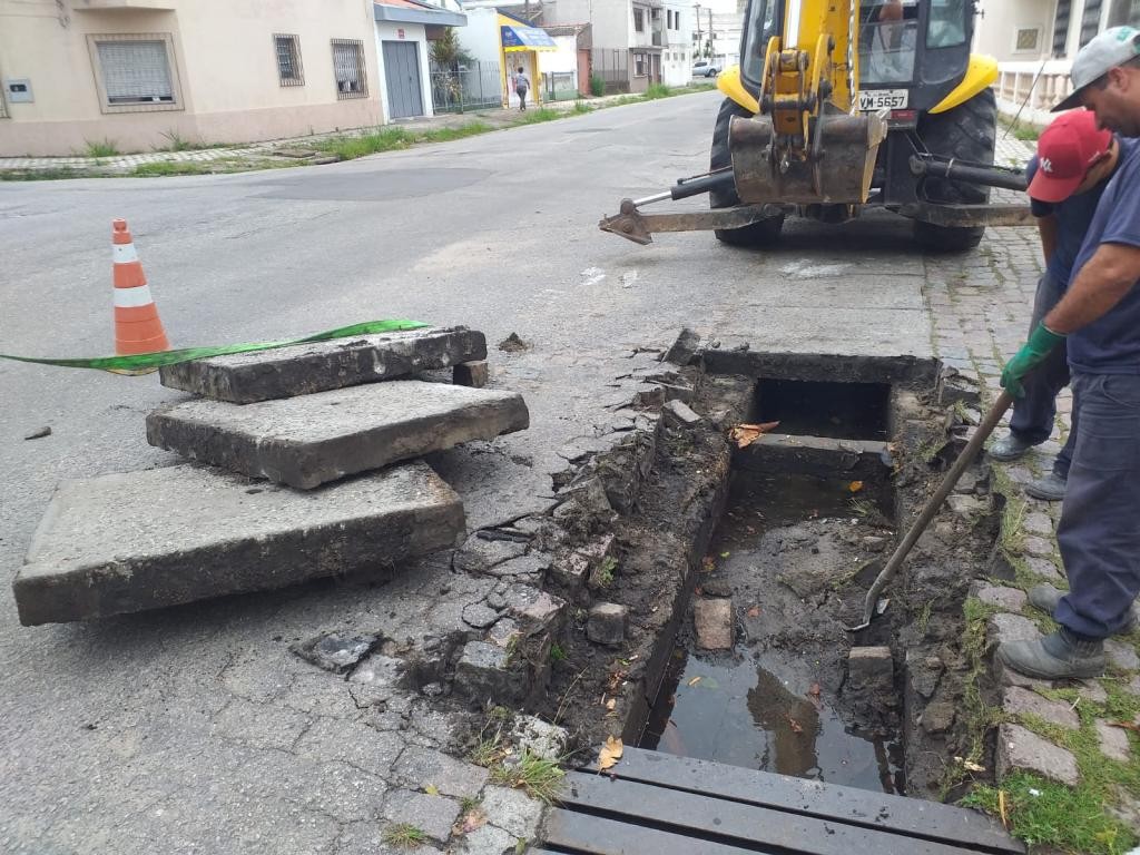 Zeladoria faz limpeza das bocas de lobo na Zona Central e entorno após temporal