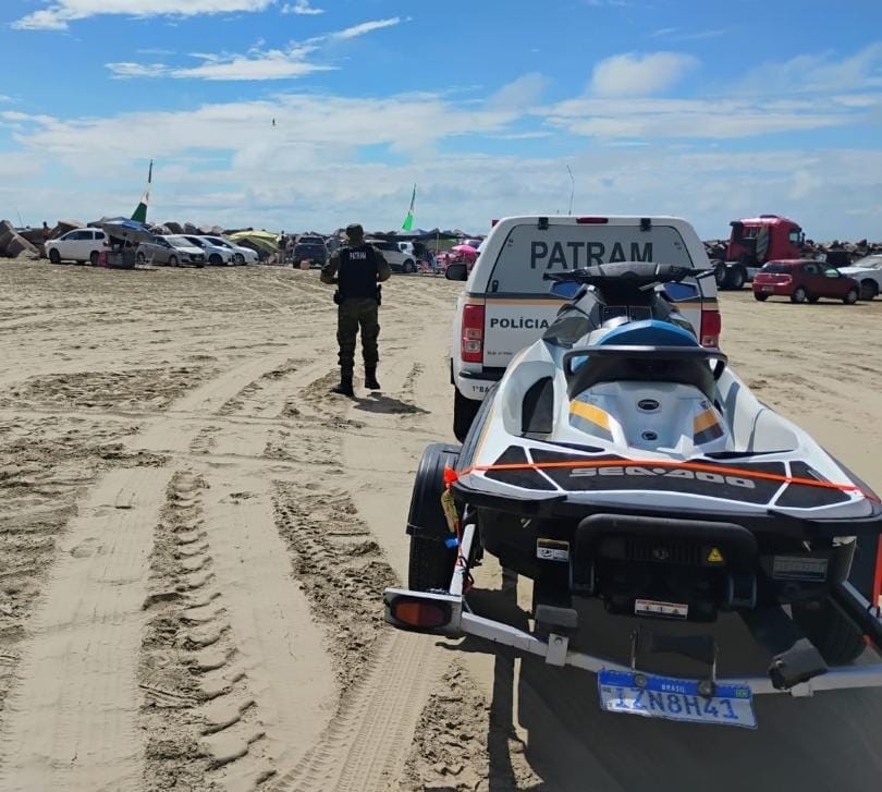 Brigada Militar realiza fiscalização de motos aquáticas na praia do Cassino