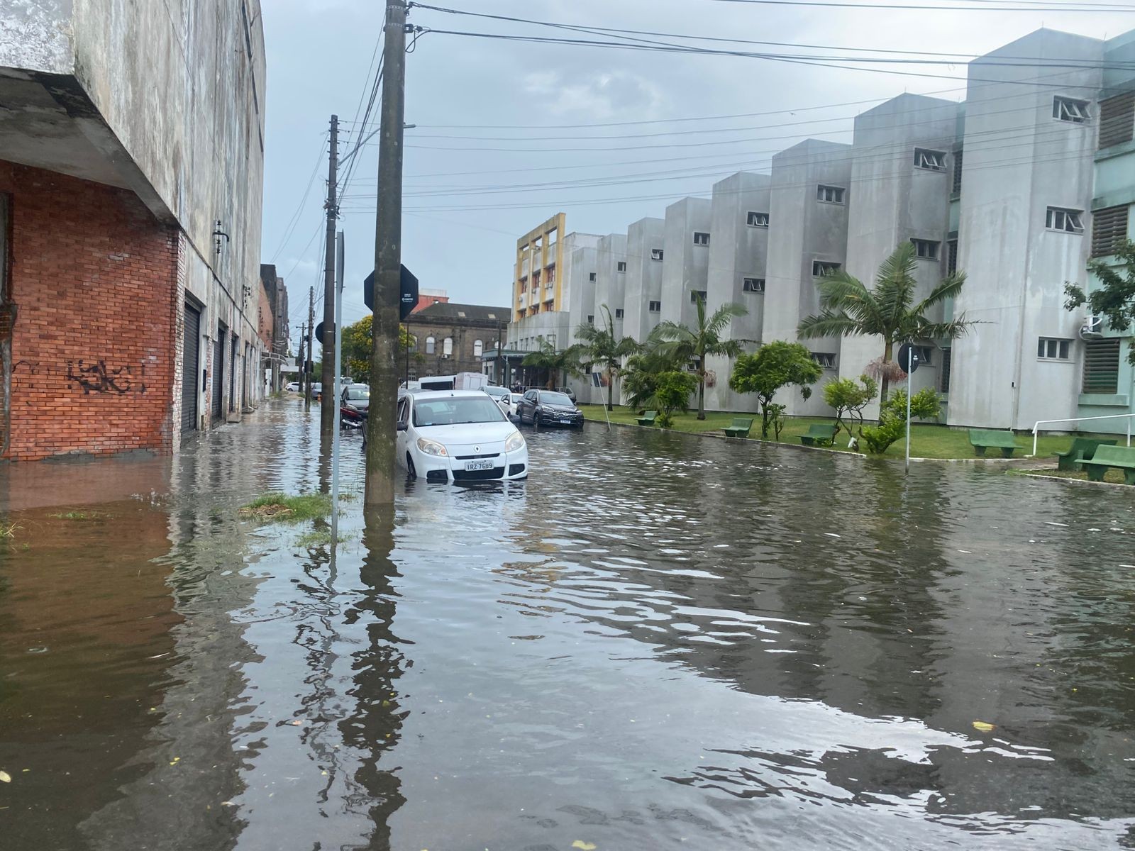 Fotos: Chuva forte alaga diversas ruas de Rio Grande no começo desta tarde (20)