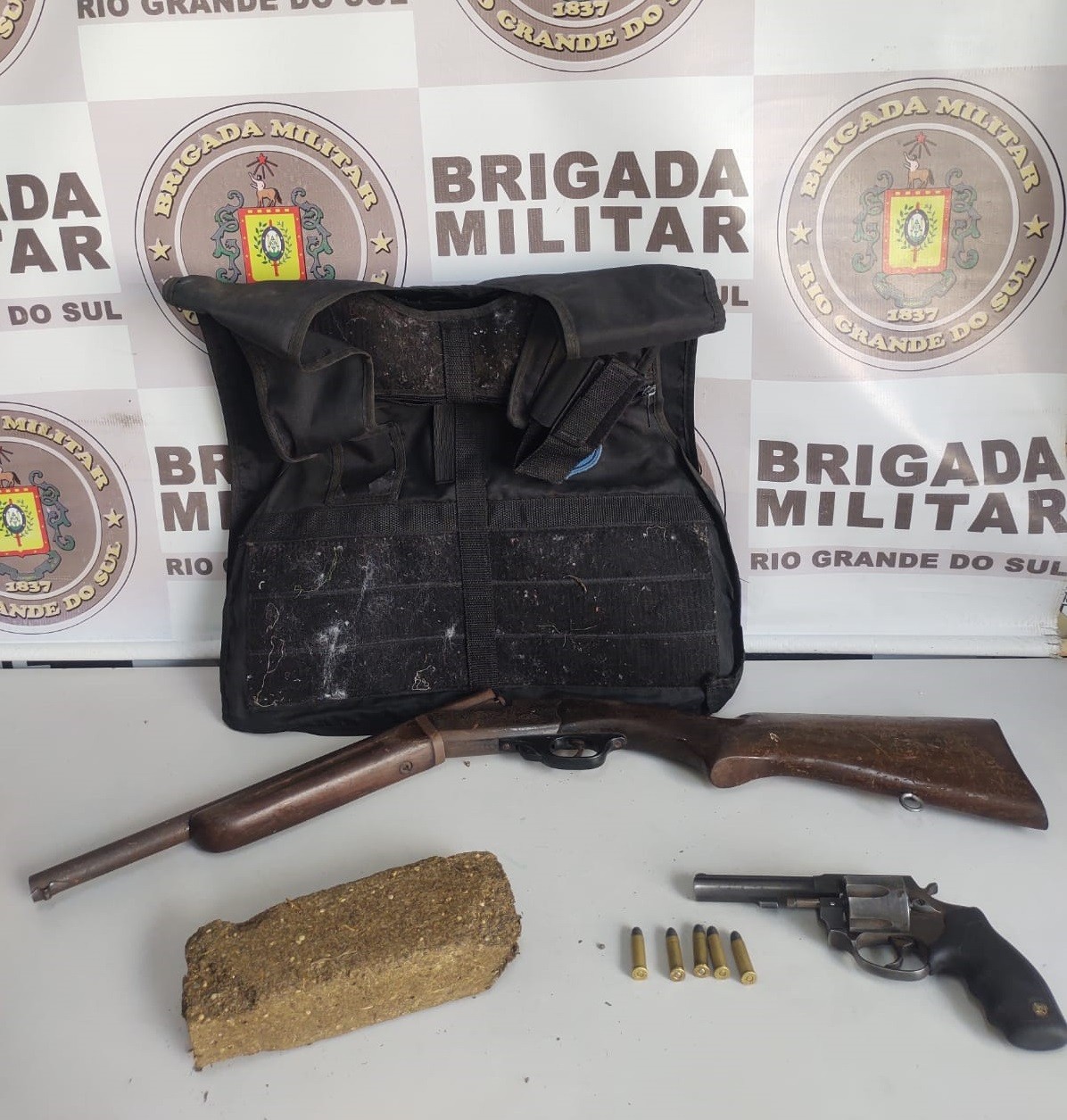 Adolescente é apreendido por porte ilegal de arma de fogo e tráfico de entorpecentes em Rio Grande 
