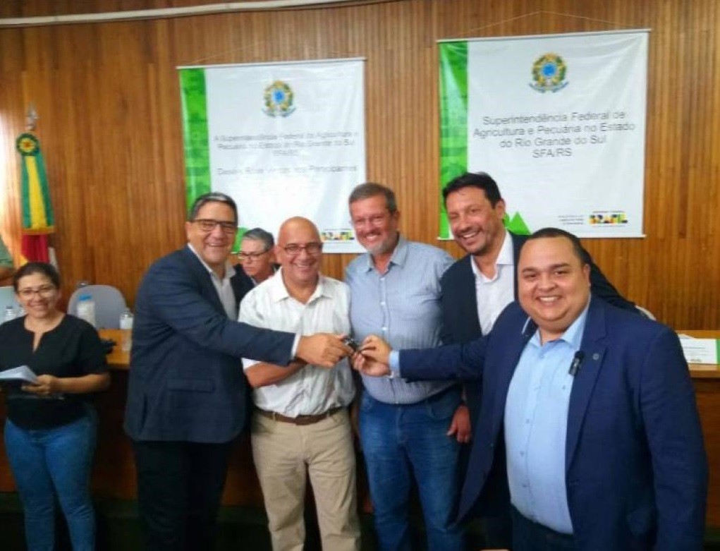 Prefeitura do Rio Grande recebe trator para auxílio de pequenos produtores no município