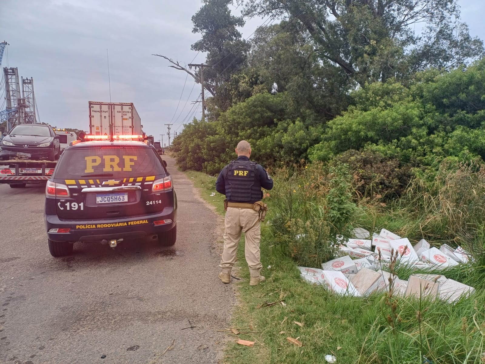 Dois homens são presos e um adolescente apreendido por furto de carne de um caminhão em Rio Grande