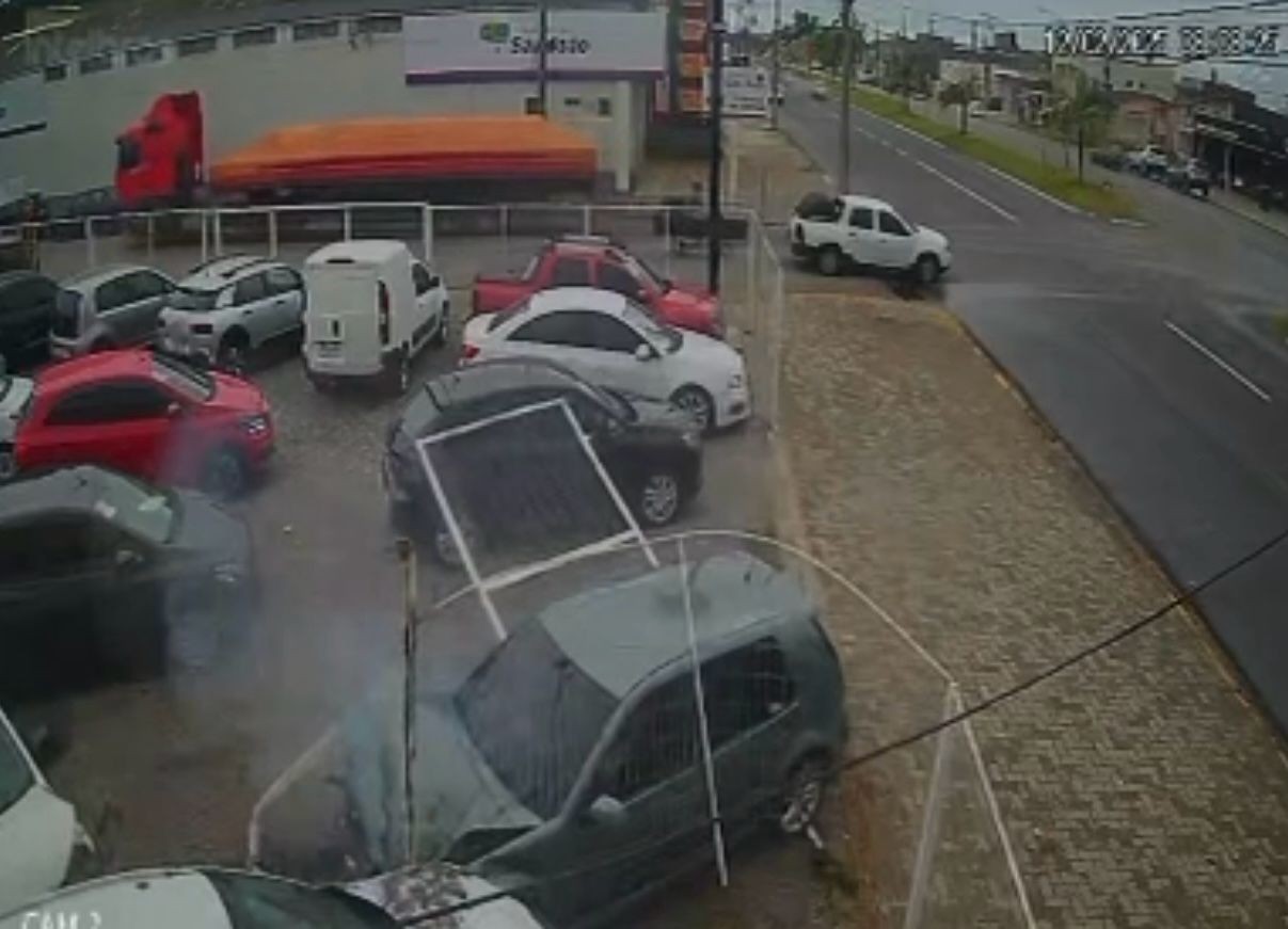 Veículo colide em revenda de carros na Av. Presidente Vargas, em Rio Grande