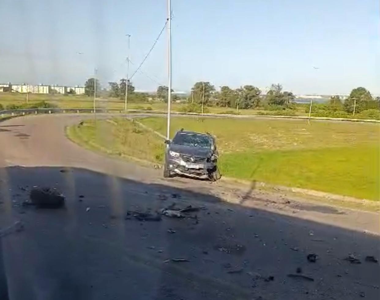 Colisão no viaduto do trevo deixou dois homens feridos na tarde de quinta-feira (13)