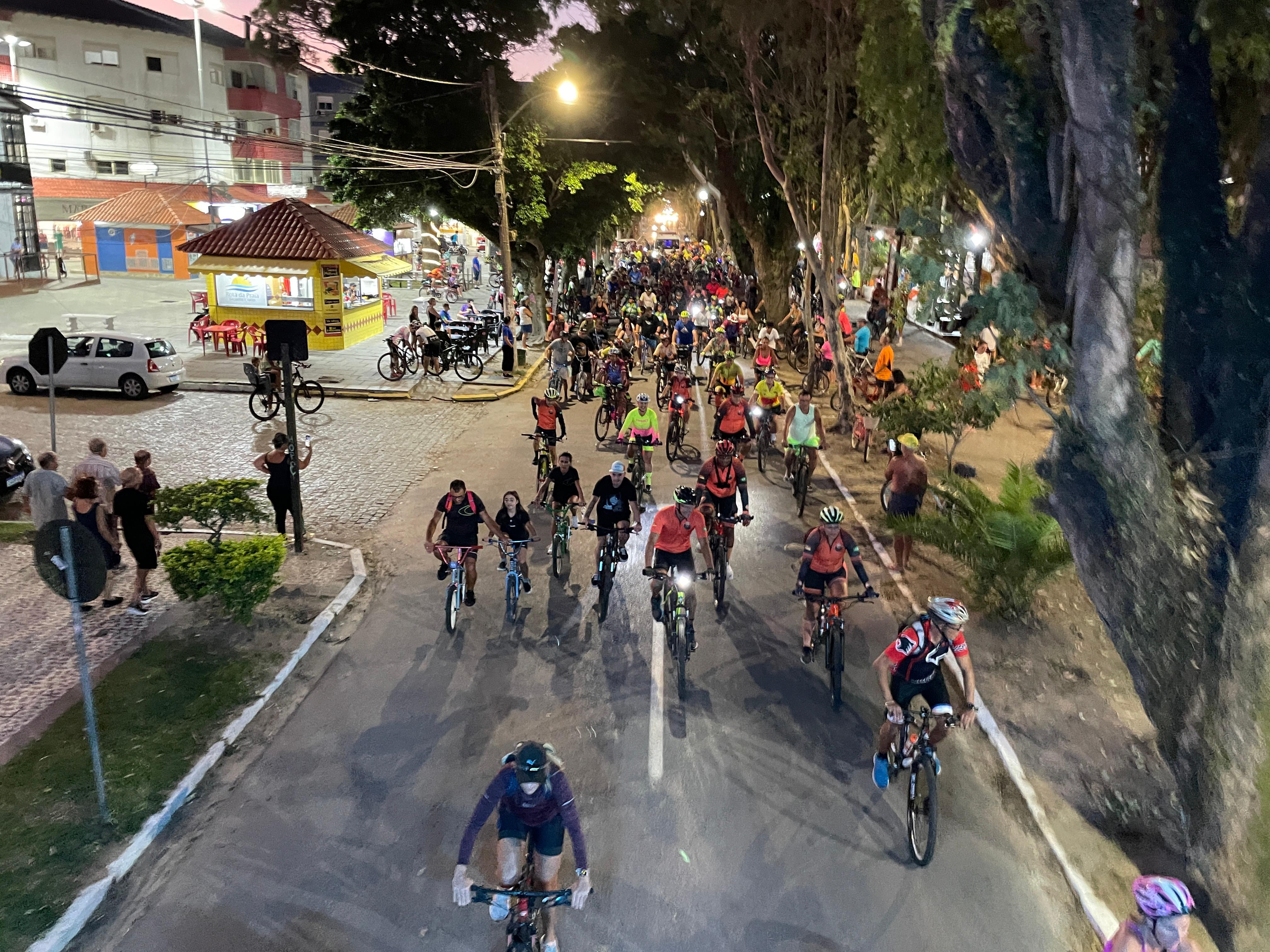 Passeio Ciclístico movimentou a Praia do Cassino na noite desta quinta-feira (13)