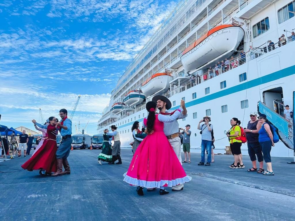 Cruzeiro Amera aporta em Rio Grande e movimenta comércio e turismo