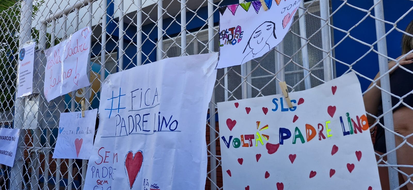 Pais e alunos da Escola São Luiz Gonzaga protestam contra troca do diretor realizada pela Diocese do Rio Grande