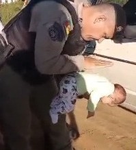 Brigada Militar presta socorro a bebê engasgado em Rio Grande 