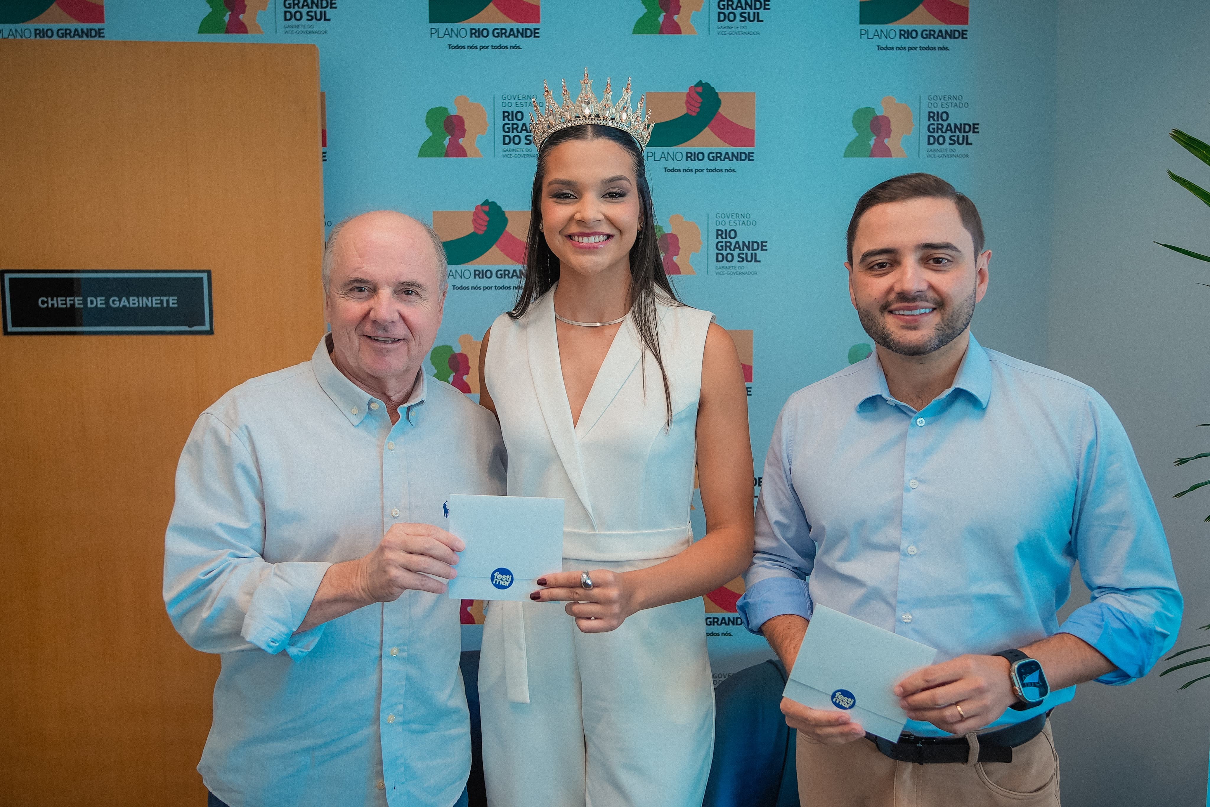 Vice-governador Gabriel Souza recebe convite para o Festimar 2025