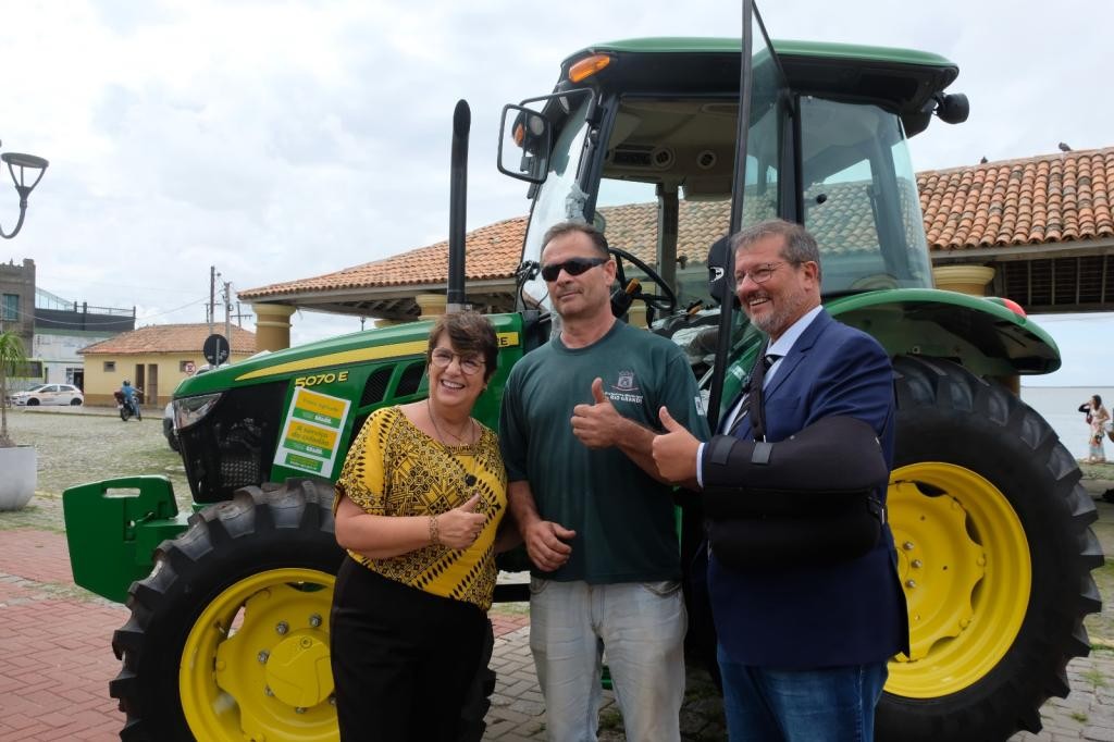 Prefeitura de Rio Grande entrega trator agrícola para a Secretaria de Agricultura e Pecuária