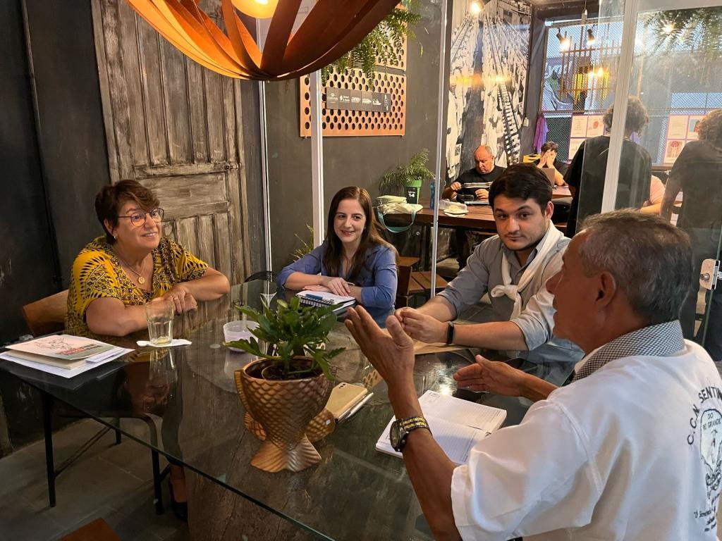 Prefeita realiza atendimento no Mercado Público para aproximar governo da comunidade