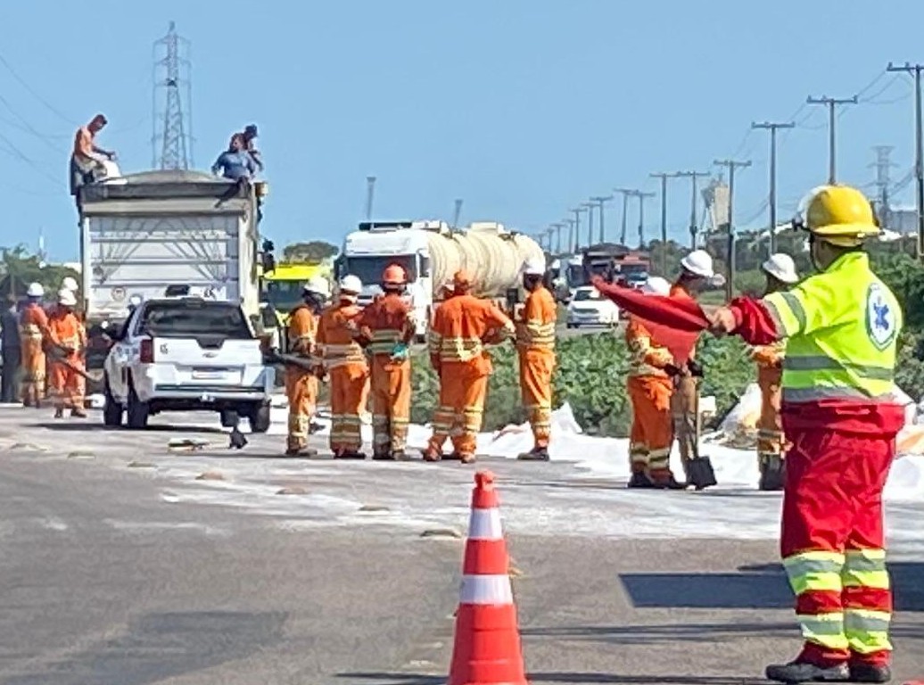Caminhão carregado com ureia tomba parte da carga na BR-392