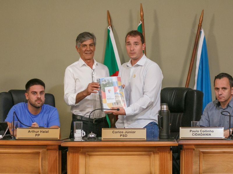 Marroni entrega relatório de primeiros meses de governo ao legislativo pelotense 