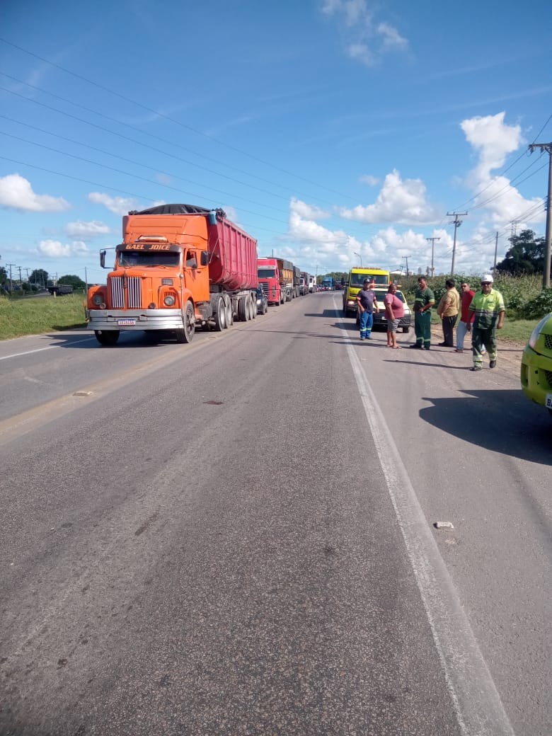 BR-392 tem pista bloqueada próximo a Ponte dos Franceses