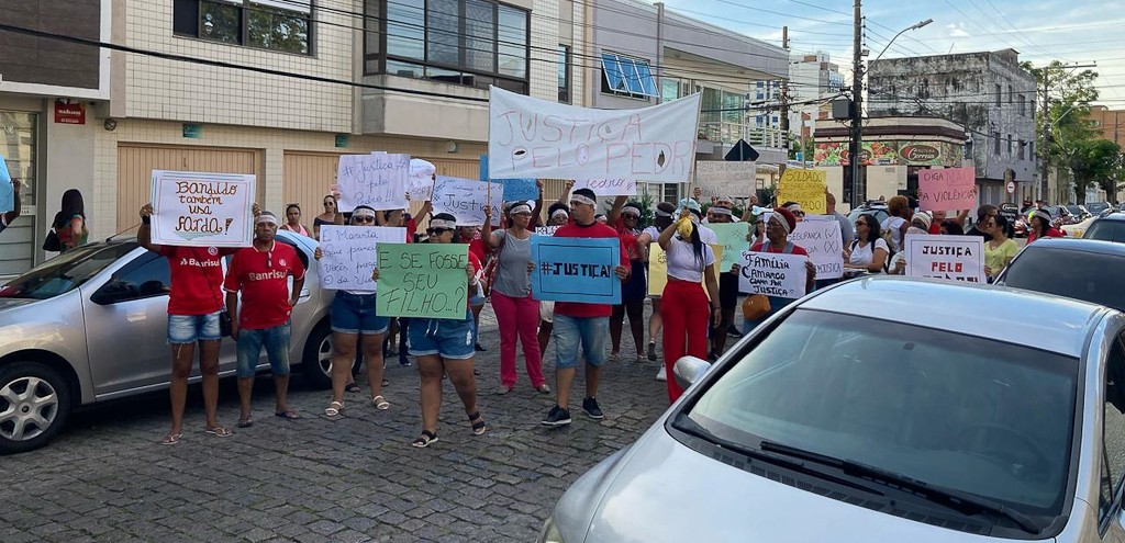 Protesto pede justiça para caso envolvendo jovem agredido no entorno de escola de Rio Grande