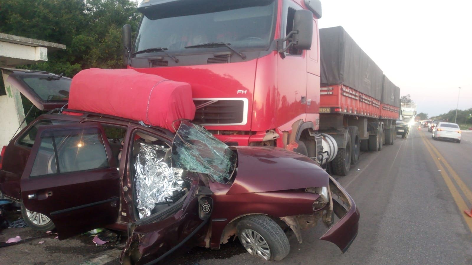 Colisão entre carro e caminhão deixa dois mortos na BR 293, em Capão do Leão
