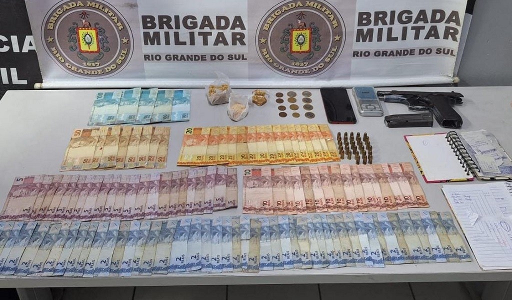 Força Tática do 6º BPM prende homem por porte ilegal de arma e tráfico de entorpecentes, no Cassino