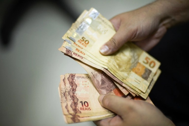 INSS inicia pagamento do 13º para aposentados que recebem acima de um salário mínimo