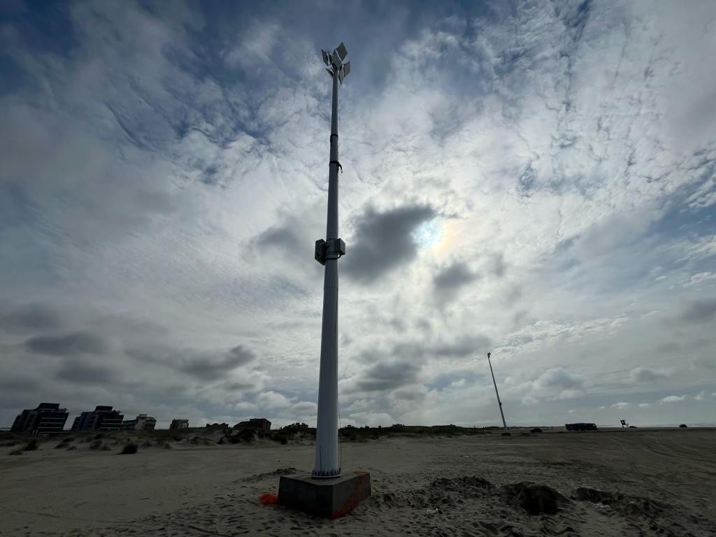 Prefeitura de Rio Grande inicia instalações do projeto Luzes de Iemanjá na orla da praia do Cassino