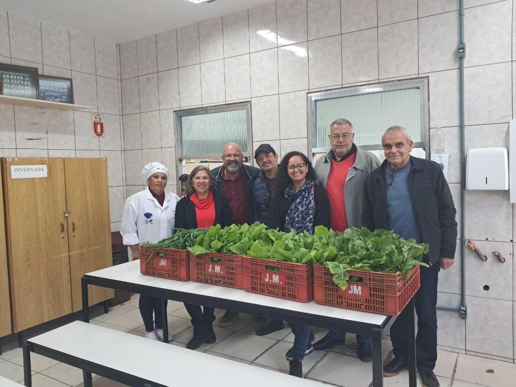Horta Comunitária do Cassino doa hortaliças para escola da Querência