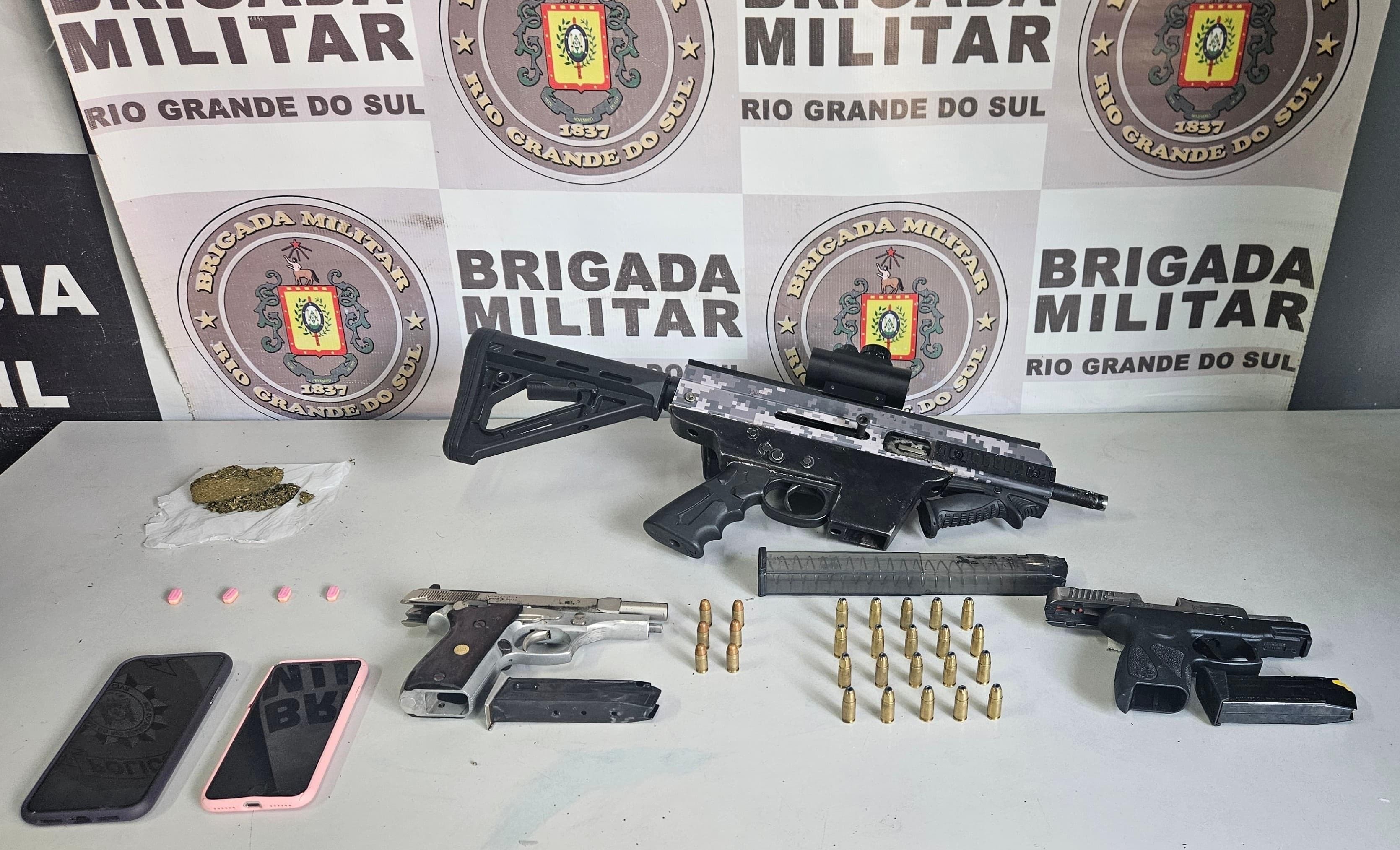 Brigada Militar prende mulher por porte ilegal de arma de fogo e posse de entorpecentes em Rio Grande