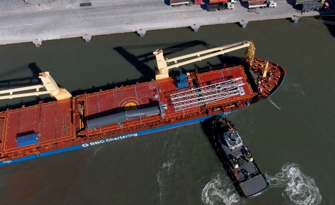 Porto do Rio Grande recebe guindaste móvel de última geração para ampliar operações no cais público