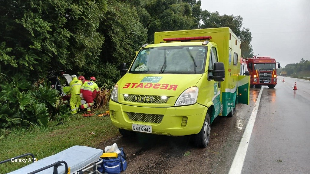 Saída de pista deixa uma pessoa morta na BR 116, em São Lourenço do Sul