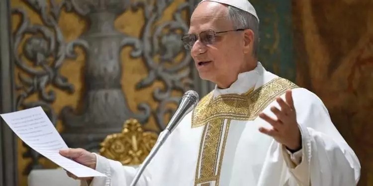Papa Leão XIV pede paz na Ucrânia e Gaza ao rezar para 150 mil no Vaticano