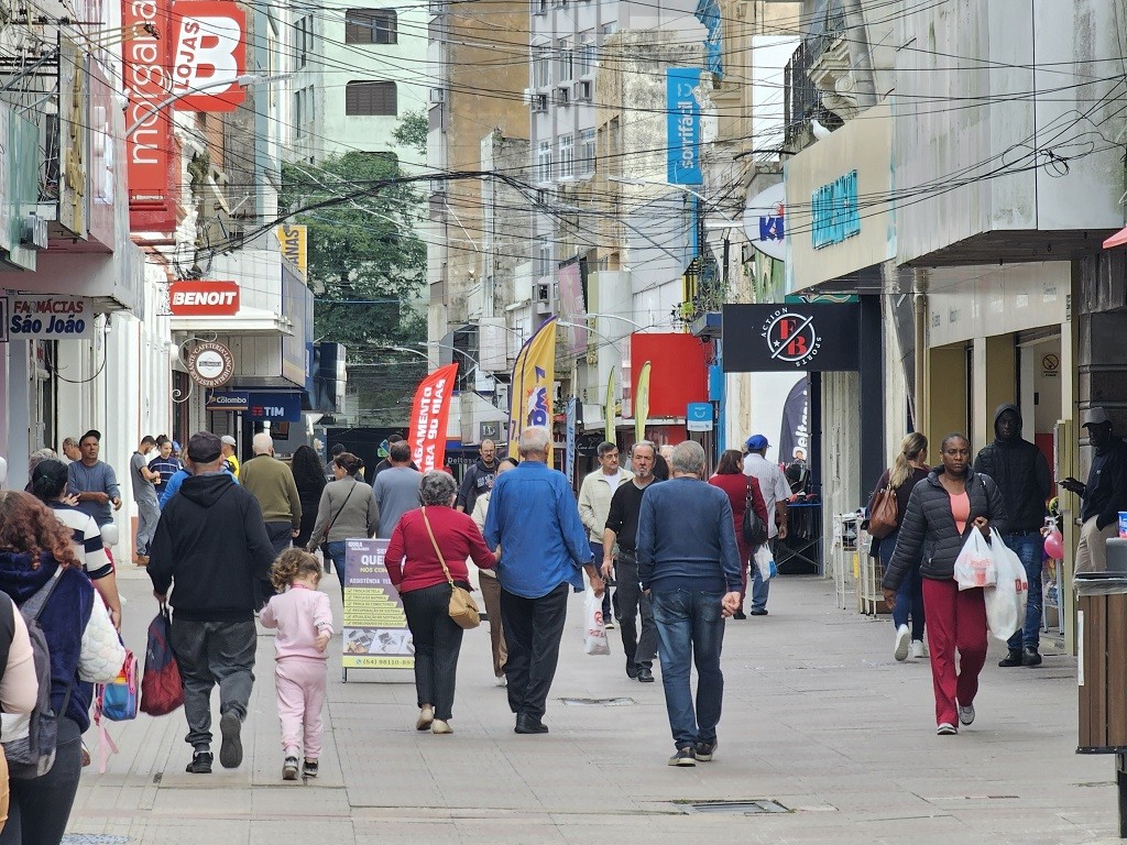 Sem ônibus, comércios de Rio Grande buscam alternativas para funcionamento nesta segunda-feira (12)