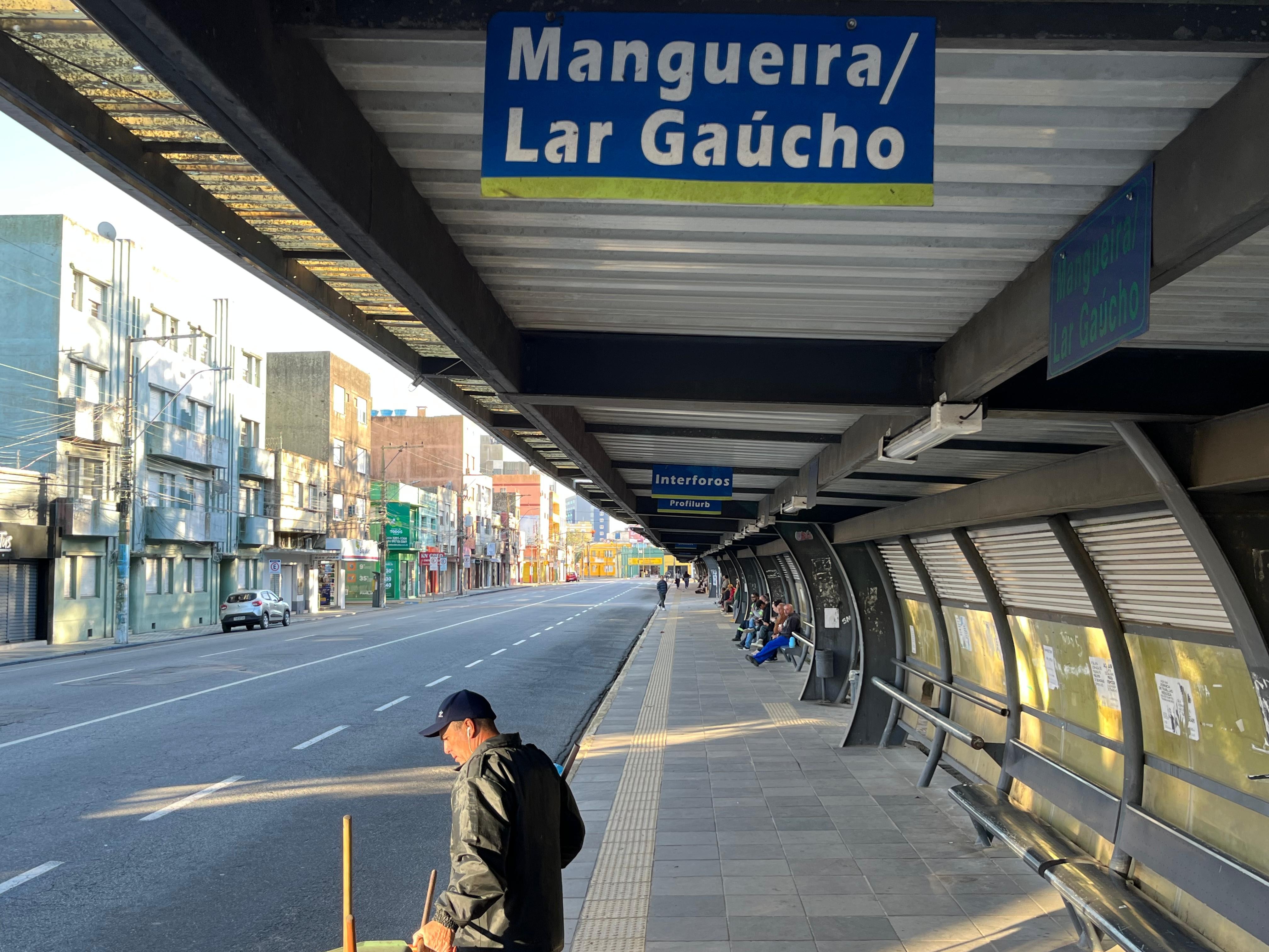 Greve reduz movimento nas paradas de ônibus da Praça Tamandaré nesta terça-feira em Rio Grande