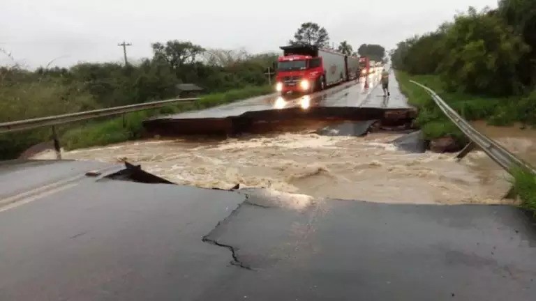Enchentes no RS: 4 em cada 10 empresas de transporte tiveram perdas superiores a R$ 1 milhão, aponta CNT