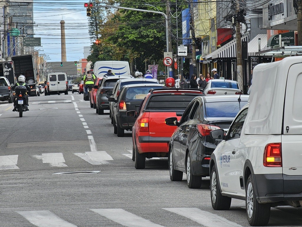 Velório do agente de trânsito Luciano Macedo é antecedido por cortejo nas ruas da cidade