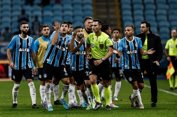 Com polêmica de arbitragem, Grêmio empata com o CSA e é eliminado da Copa do Brasil