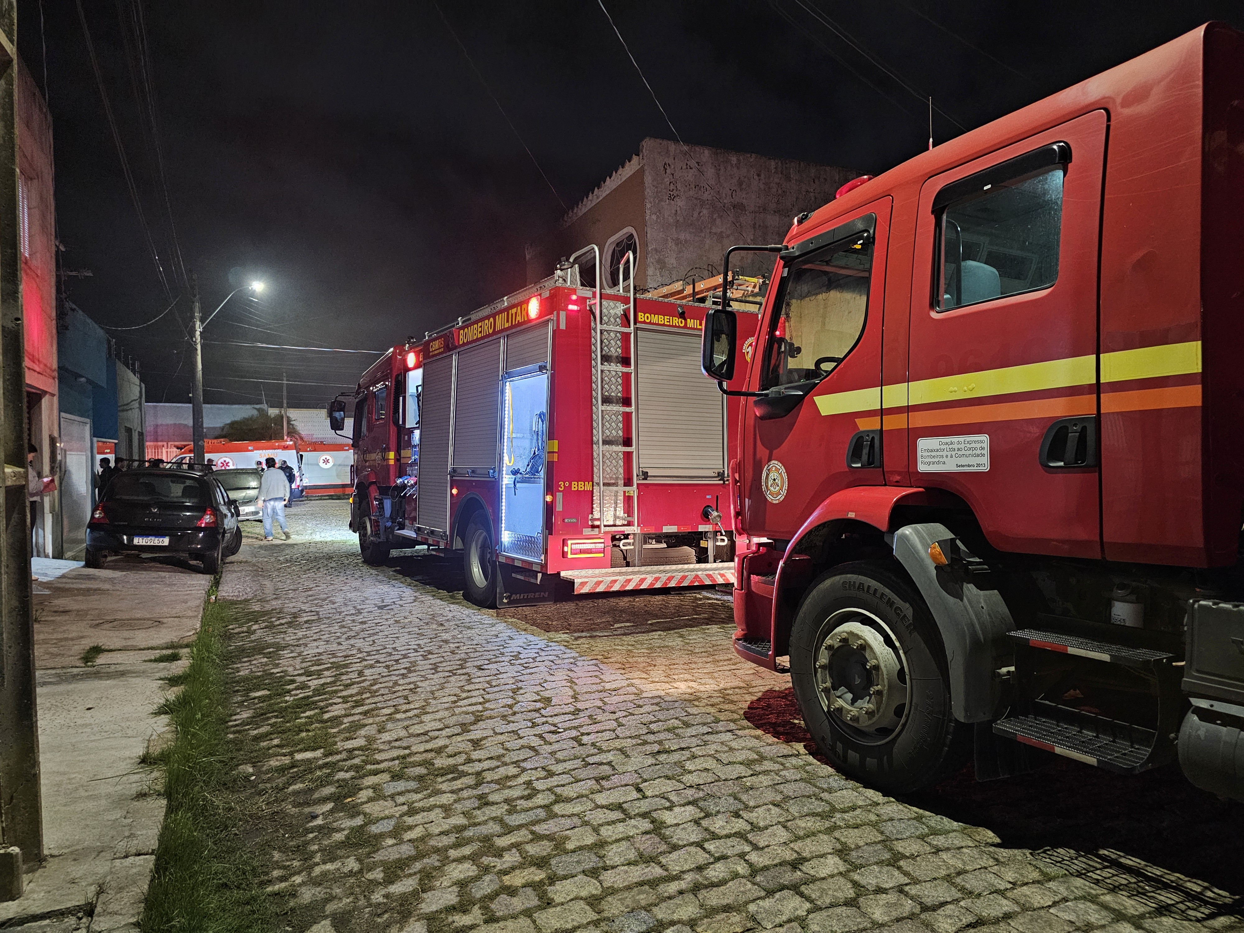 Bombeiros combatem incêndio em oficina, no bairro Navegantes
