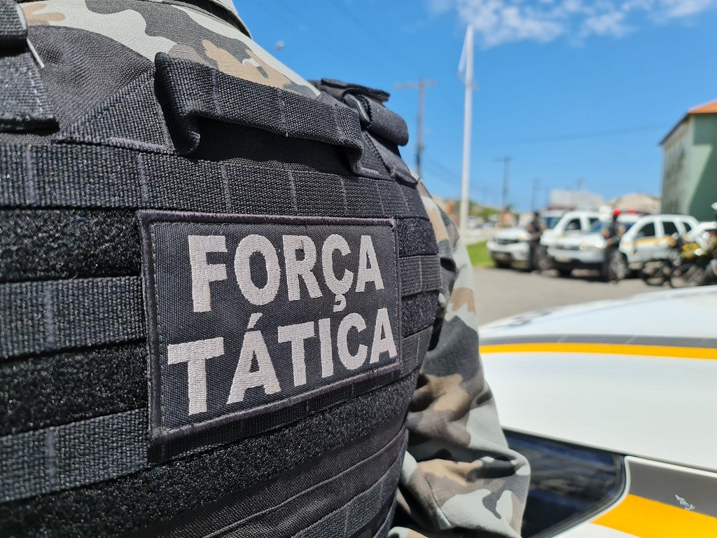 Homem foge de abordagem da Força Tática, troca tiros com policiais e é preso após perder o controle do carro e bater em uma casa