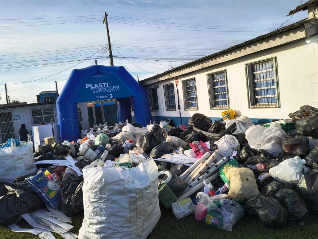 Prefeitura participa de ação ambiental da Braskem no bairro Mangueira