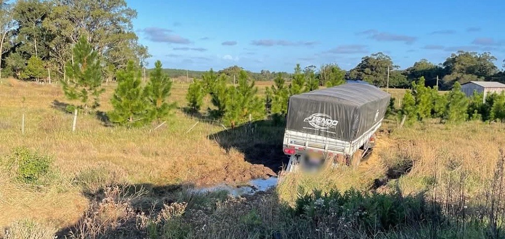 Colisão entre três carros e um caminhão deixa uma pessoa morta na BR 101, em São José do Norte