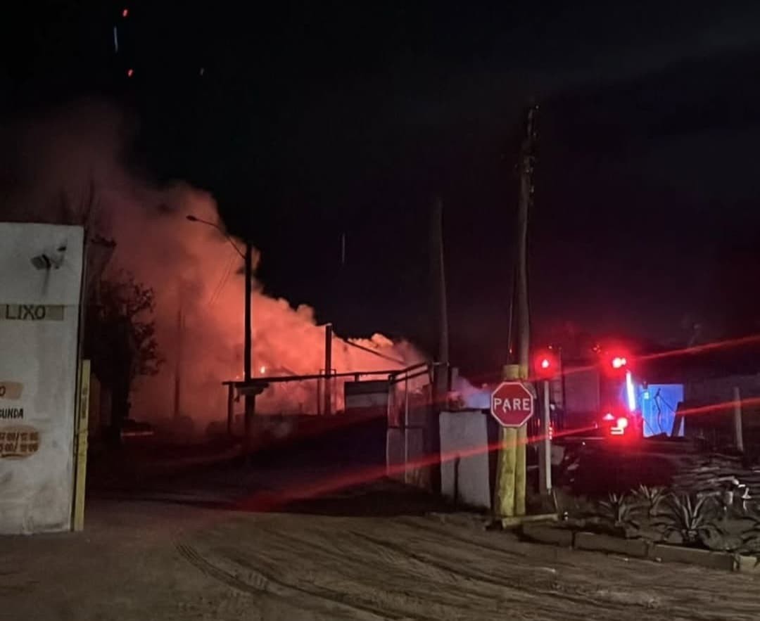 Dois incêndios quase simultâneos mobilizam Corpo de Bombeiros na madrugada deste domingo em Rio Grande