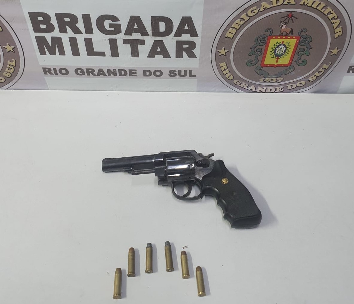 Brigada Militar prende homem e apreende adolescente por porte ilegal de arma de fogo de uso restrito em Rio Grande