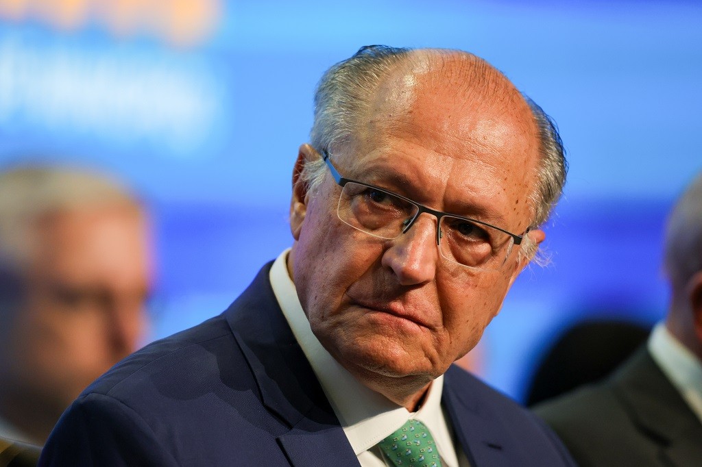 Vice-presidente é submetido a exames, após apresentar enjoo e dores abdominais