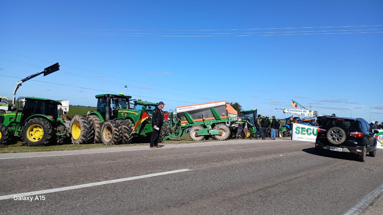 Agricultores realizam protestos que bloqueiam BRs no Polo Rodoviário de Pelotas 