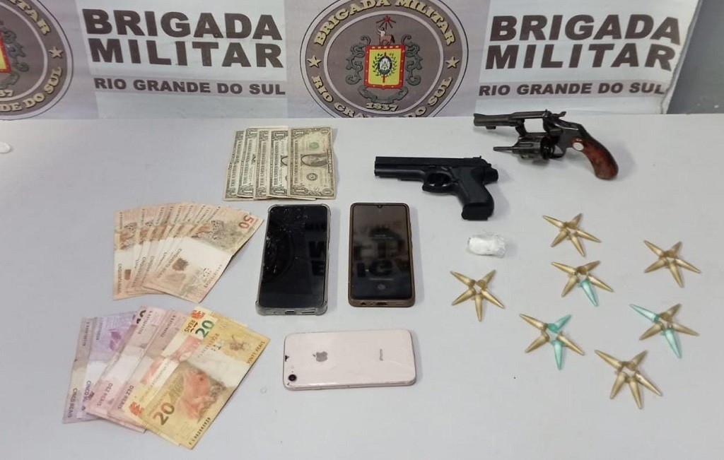 Dupla é presa por porte ilegal de arma e tráfico de drogas, no bairro América, em Rio Grande