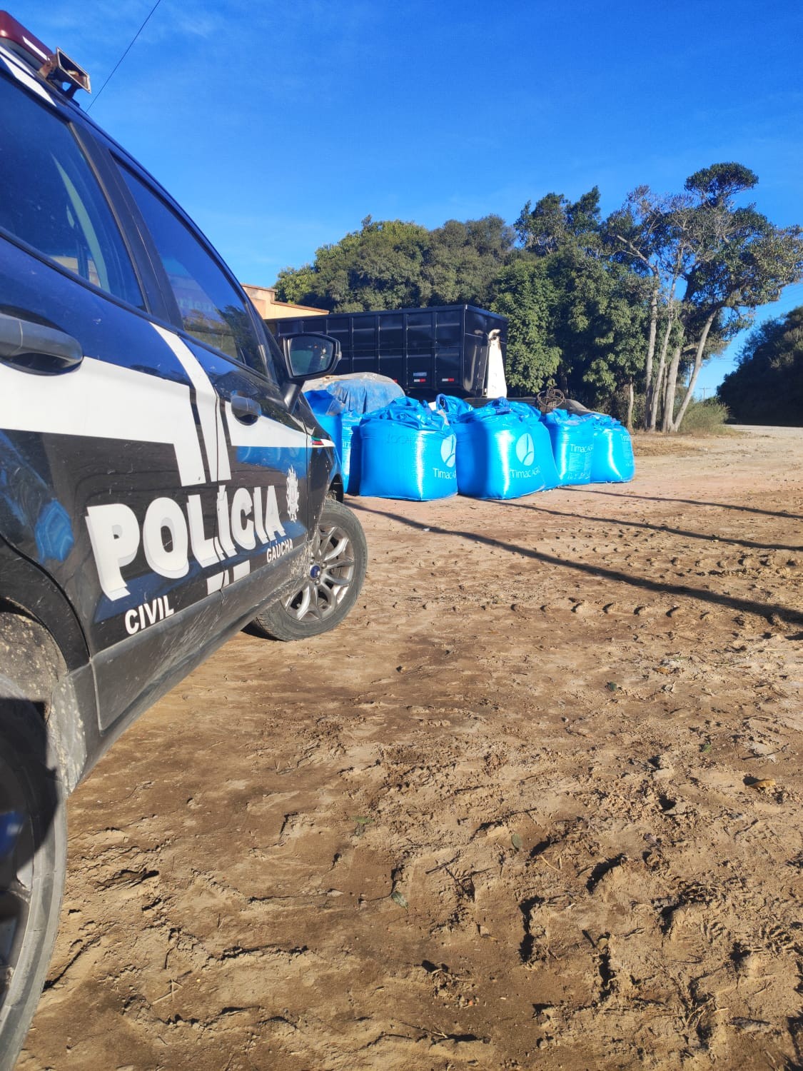 Polícia Civil apreende mais de 40 toneladas de fertilizantes irregulares na zona rural de Rio Grande