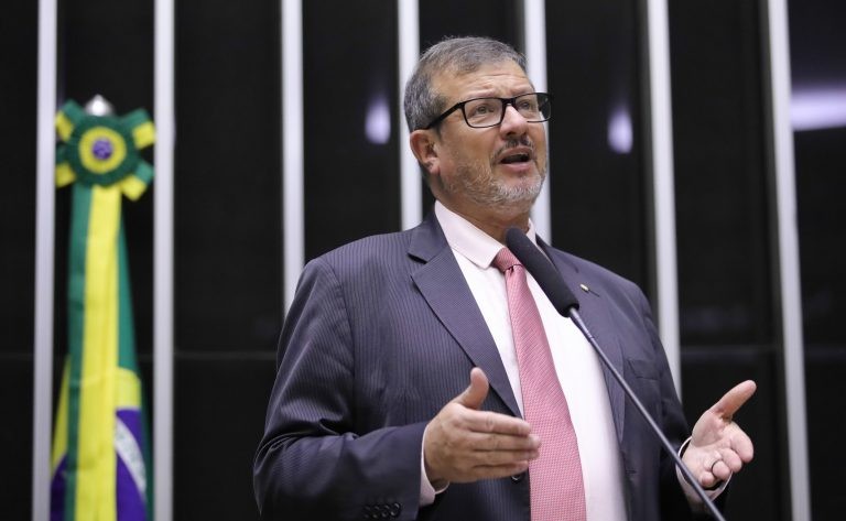 Proposta destina celulares apreendidos em presídios a mulheres e jovens desempregados