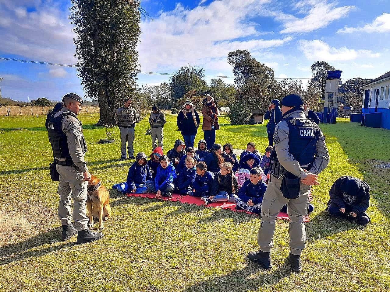 Cães do 6° BPM realizam ação com alunos de escola do Povo Novo, em Rio Grande