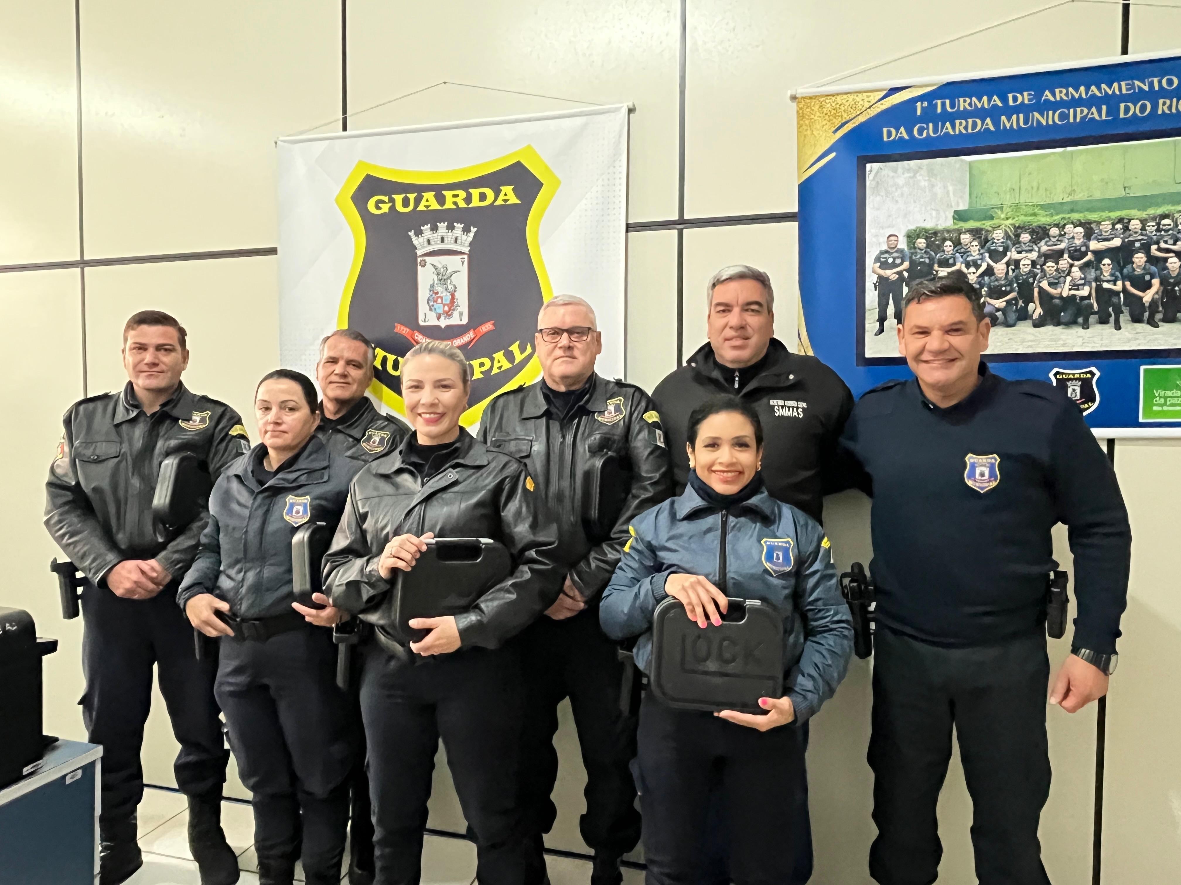 Agentes da Guarda Municipal recebem armas após homologação da Polícia Federal