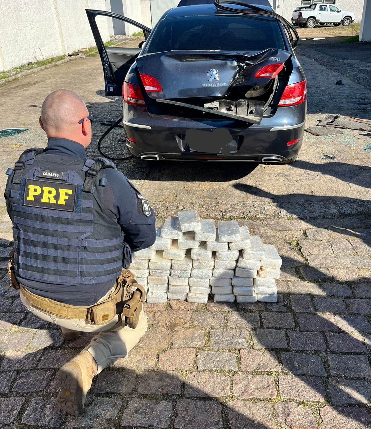 PRF prende três estrangeiros com 50 kg de pasta base de cocaína em Pelotas