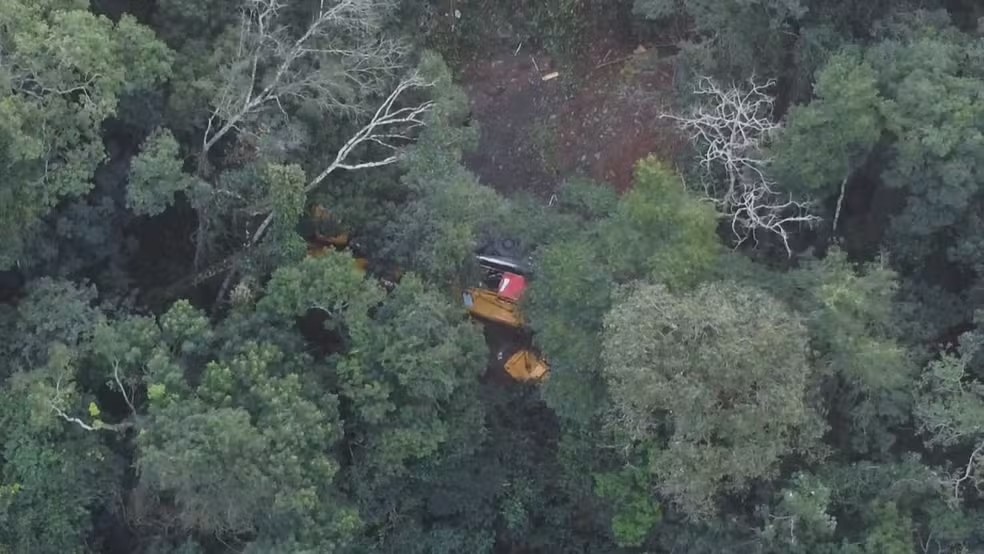 Guindaste que içaria equipamento do radar meteorológico tomba e deixa motorista ferido no RS