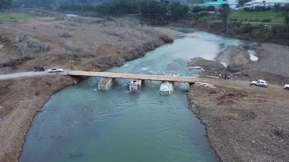 Ponte provisória é construída por moradores após estrutura cair com a enchente na Região dos Vales