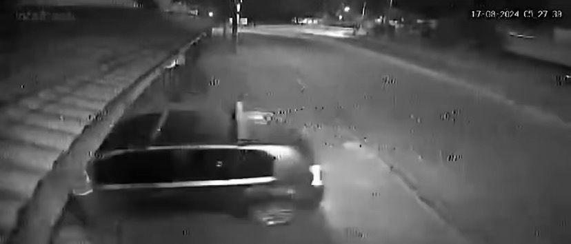 Vídeo: carro perde o controle e invade camelódromo de Rio Grande